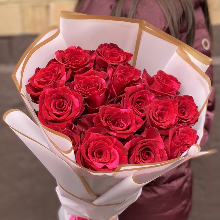 15 красных роз Ред Пантер 60 см